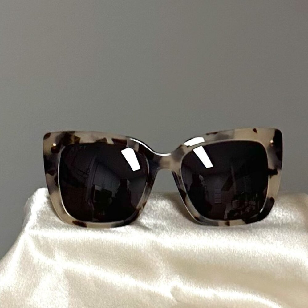 Lizzy Cat Eye Sunglasses - Picture 4 of 6